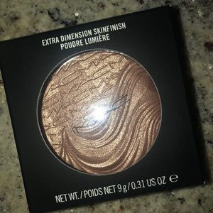 MAC SUPERB HIGHLIGHTER